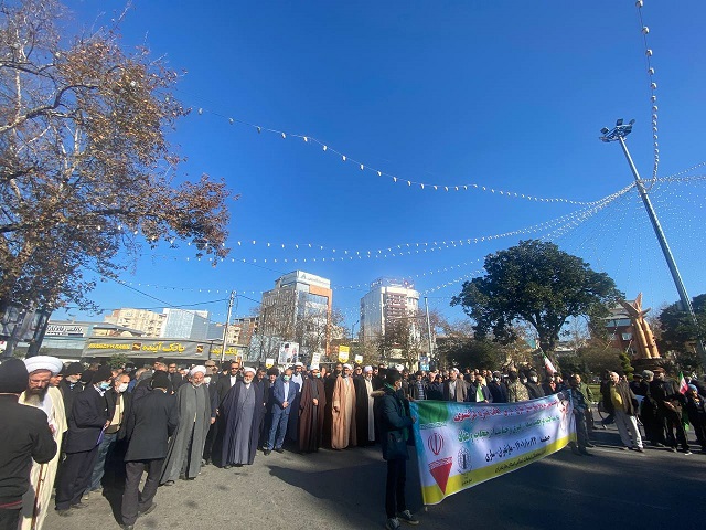 در محکومیت اقدام نشریه فرانسوی؛ راهپیمایی سراسری نمازگزاران مازندرانی پس از اقامه نماز جمعه