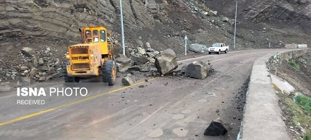  ریزش سنگ در کندوان به دو دستگاه خودرو آسیب وارد کرد