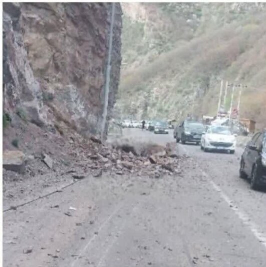 ریزش سنگ در محور کندوان یک زخمی برجای گذاشت
